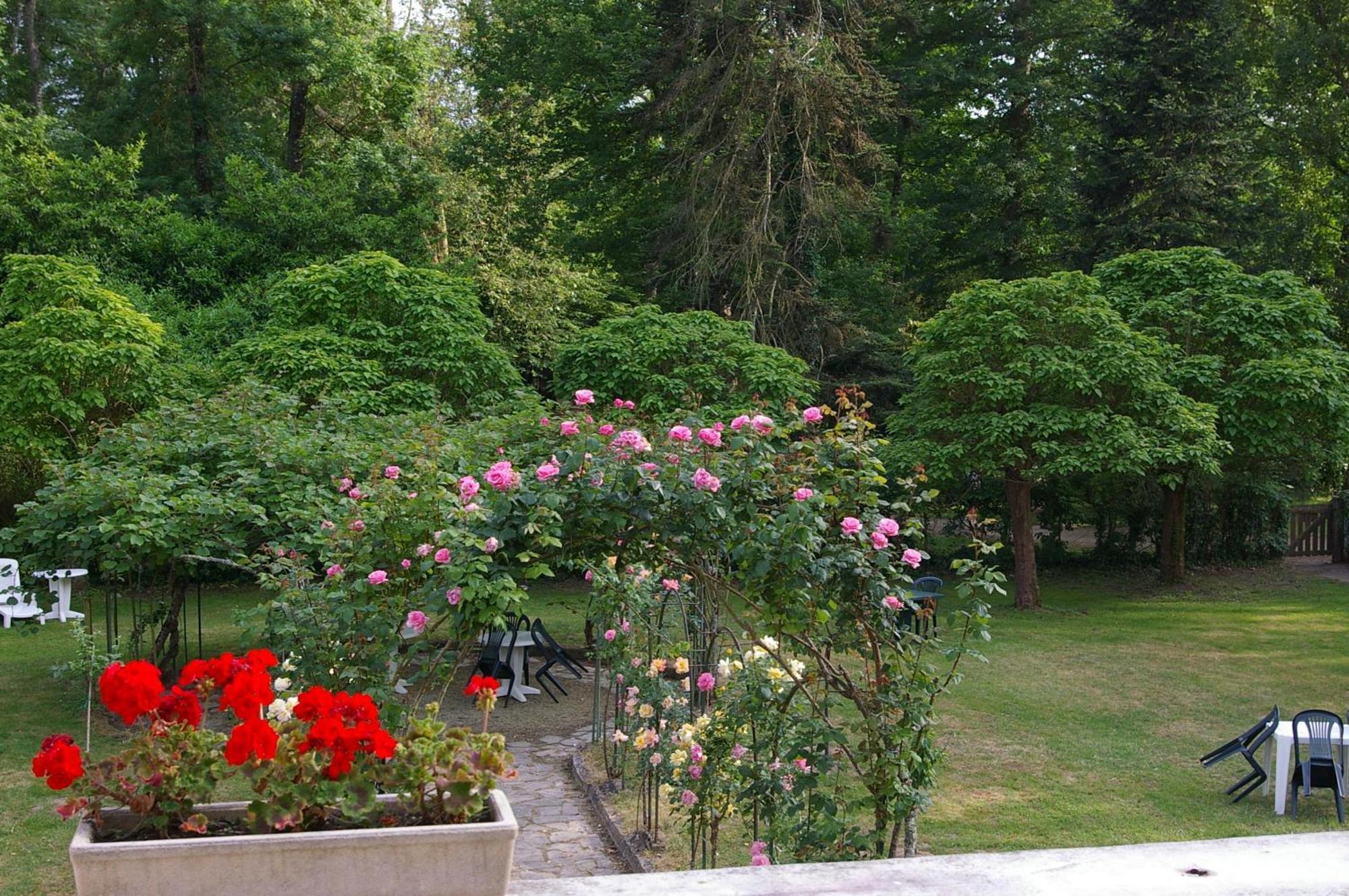 Hostellerie De La Roseraie Barbotan-les-Thermes Exterior photo